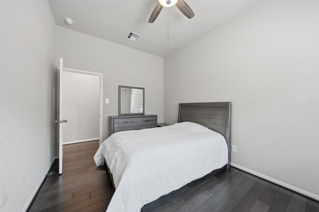 Building Photo - 806 Butterfly Garden Trail