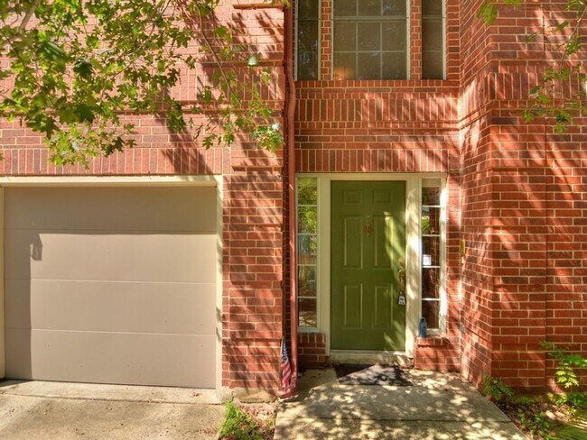 Building Photo - PRELEASING FOR BEGINNING OF JUNE! COME INTO YOUR OASIS!