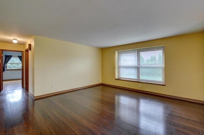 Building Photo - Spacious 4-Bedroom Home with Attached Garage in Salem Lakes