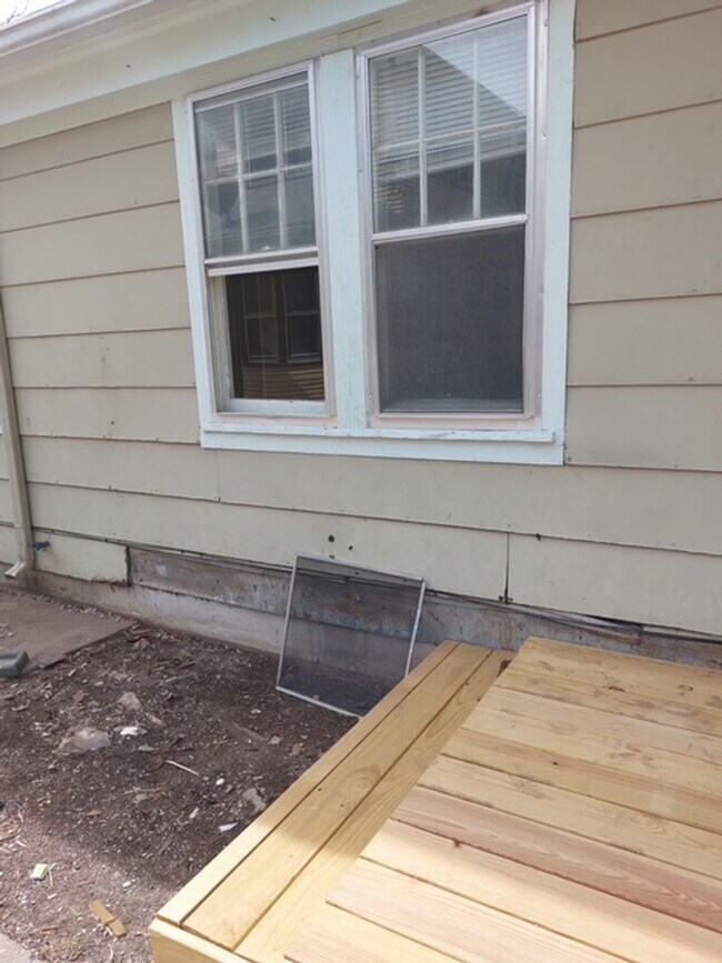 Building Photo - 4416-4418 E. Central