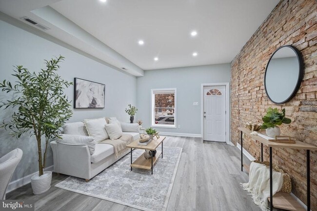 Building Photo - 328 S Macon St.