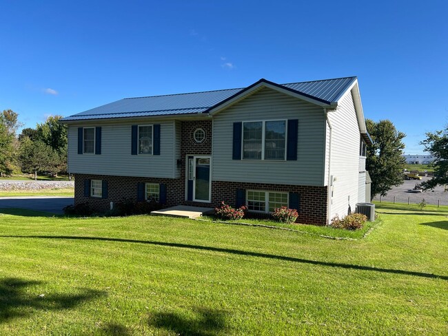 Building Photo - 3 bedroom 2 bathroom Home In Shippensburg PA!