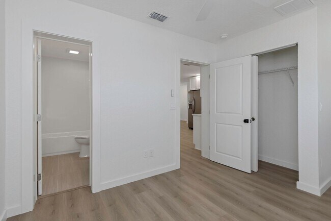 Building Photo - 2710 Boca Ciega Dr N