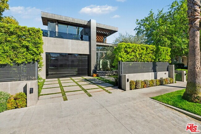 Building Photo - 418 N Sweetzer Ave