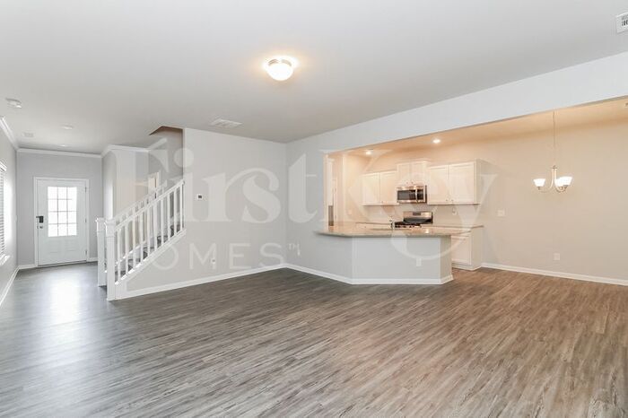 Building Photo - 305 Pinewood Dr
