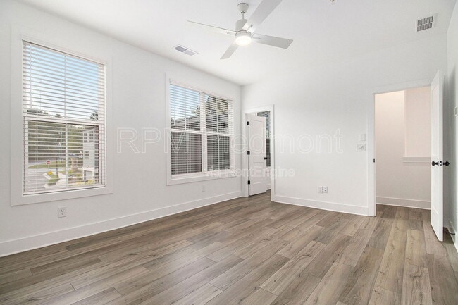 Building Photo - 205 Firefly Cir