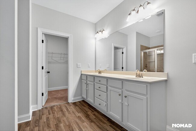 Building Photo - Spacious 5BR House in Buford