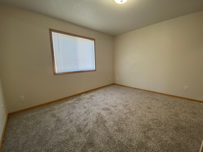 Building Photo - Spacious South Moorhead Twinhome with Double Garage & Prime Location!