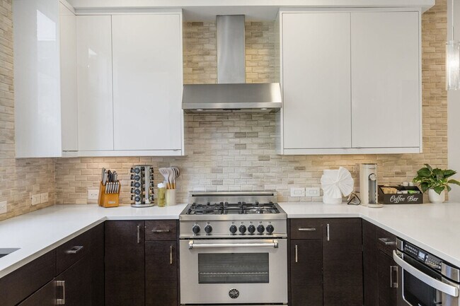 Building Photo - 722 3rd Ave N