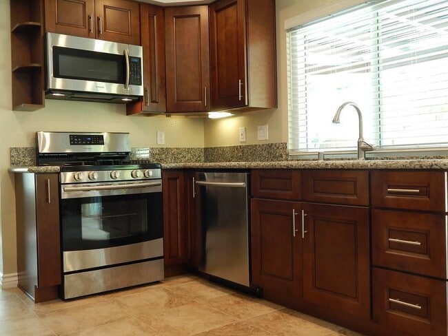 Building Photo - Beautiful 4 Bedroom 2.5 Bath Detached Home in Bonita