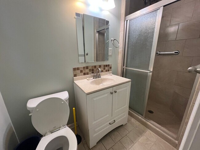 Building Photo - 3 bedroom 2 bathroom single level home in ...