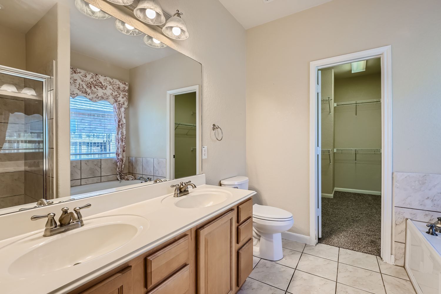 Building Photo - 806 Cielo Way
