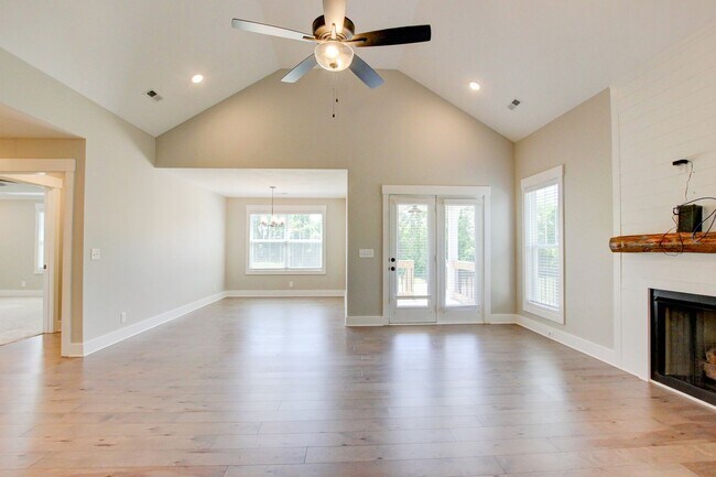 Building Photo - Fresh and Clean 3 bed/2 bath minutes from Exit 8.  Show Stopper!