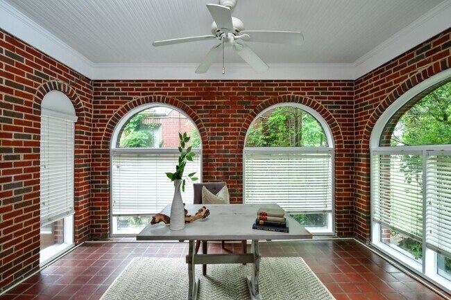 Building Photo - 866 Moreland Ave SE