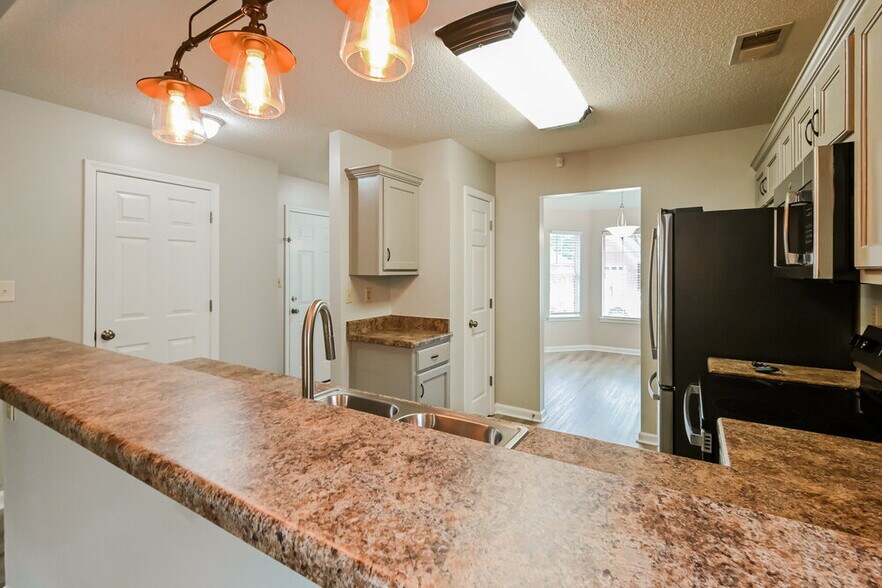 Building Photo - 8262 Regal Bend Dr