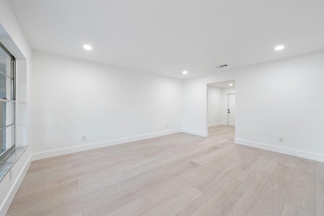 Building Photo - 1930 Service Rd