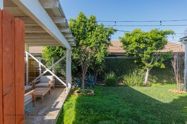 Building Photo - Beautiful 2 Bed 1 Bath Front Unit in the Serene Neighborhood of San Dimas!