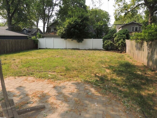 Building Photo - 506 Hawthorn Ave