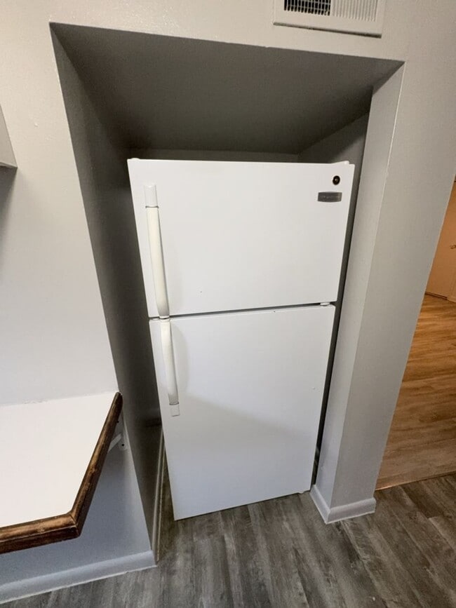 Building Photo - Updated 3 Bed 1 Bath Basement Apartment