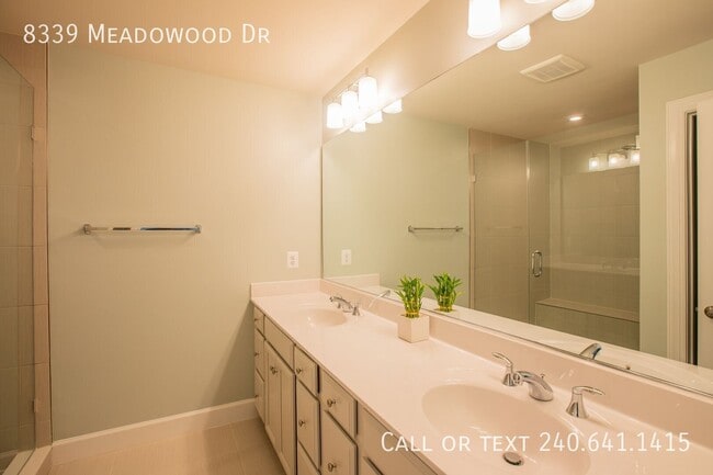 Building Photo - 8339 Meadowood Dr
