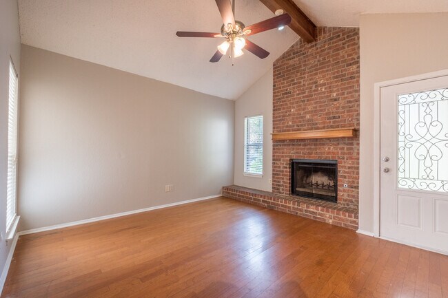 Building Photo - Charming 2-Bedroom, 2-Bath Townhouse in Pflugerville!