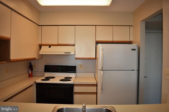 Primary Photo - 10101 Grosvenor Pl