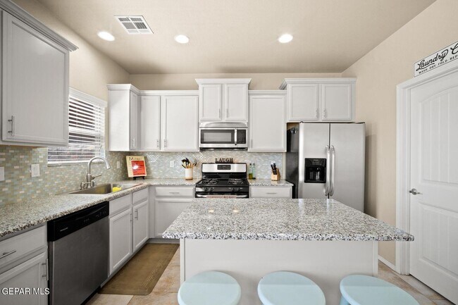 Building Photo - 3825 Loma Reina
