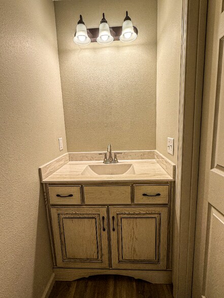 Building Photo - 256 E Outer Rd