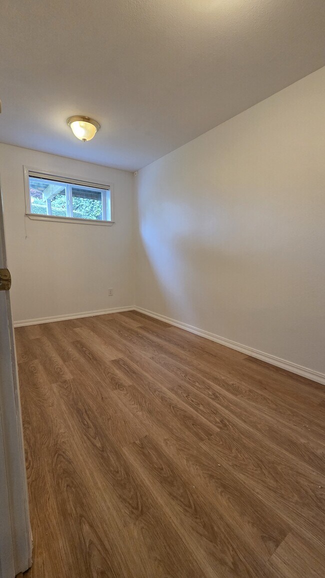 Building Photo - 4402 Thomson Ave