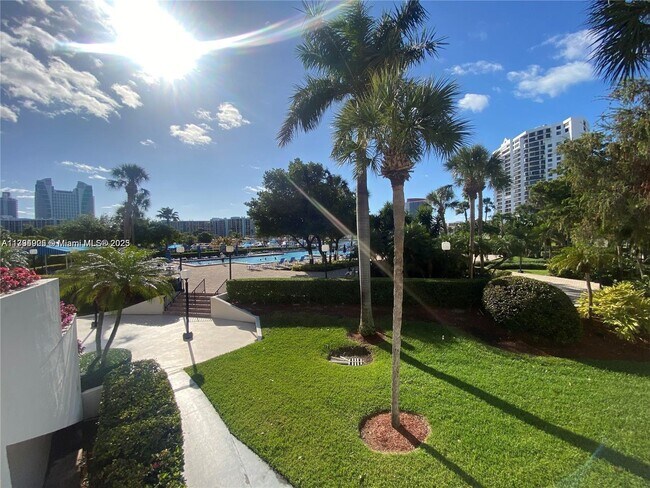 Building Photo - 2500 Parkview Dr