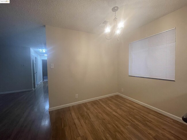 Building Photo - 2400 Sunny Ln