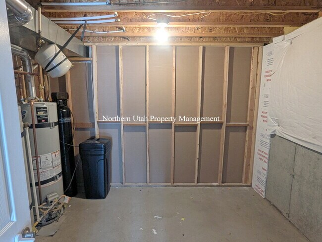 Building Photo - 6 Bed 3 Bath Home with Everything!