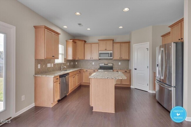 Building Photo - 831 Ember Dr