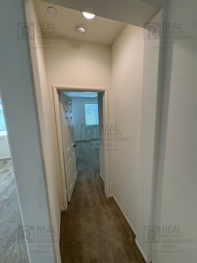 Building Photo - Single-Story Comfort & Style in Prime Heme...