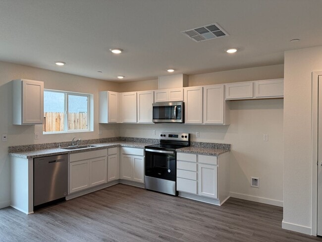 Building Photo - 3 Bed 2.5 Ba 2 Car Garage in Roseville!