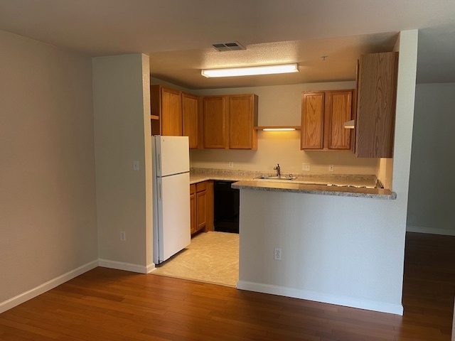 kitchen - 565 Peerless Way