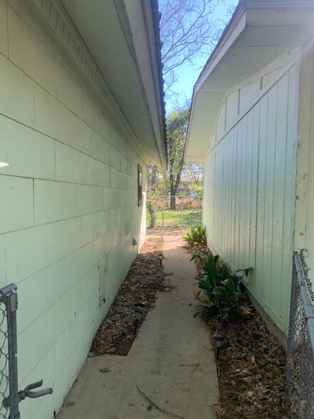 Building Photo - 600 Lakeshore Dr