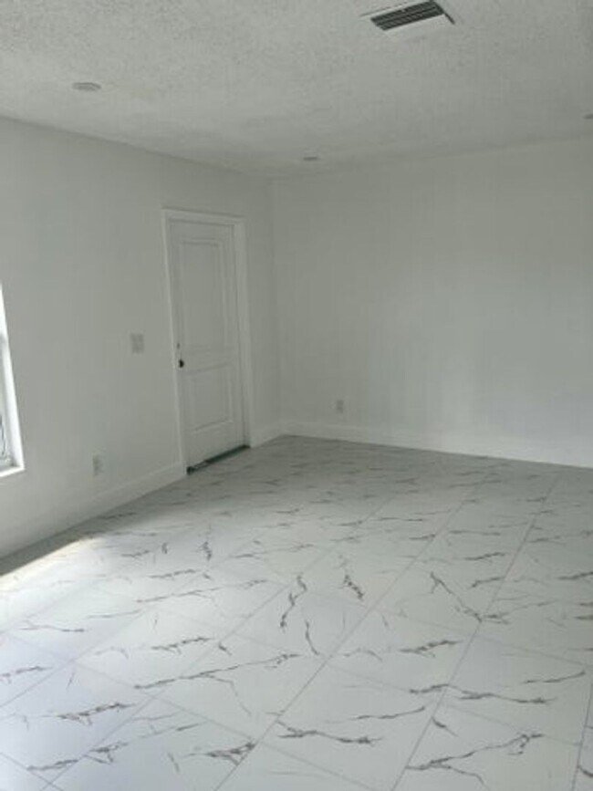 Building Photo - 2747 Summit Blvd