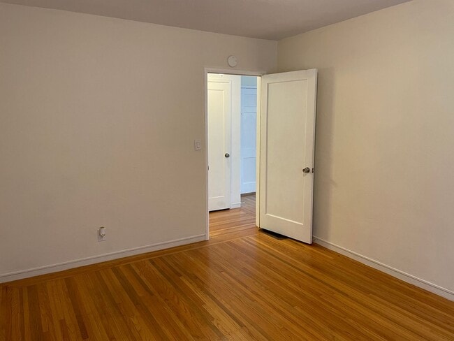 Building Photo - 655 Oakland Ave