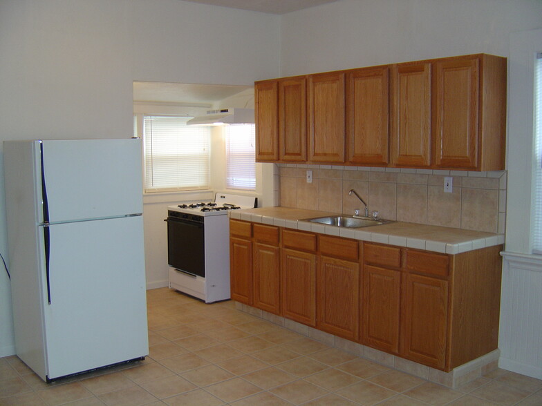 Large Kitchen - 1096 Aileen St