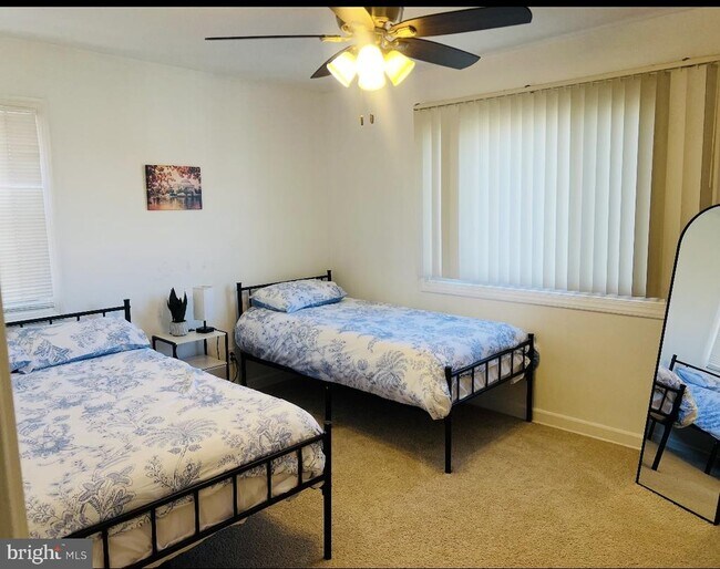 Building Photo - 313 Nicholson St NE