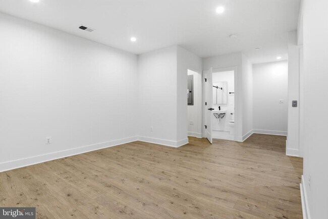 Building Photo - 5358 Zenith Overlook