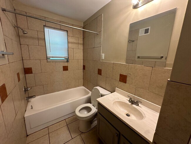 Building Photo - 977 Pope St