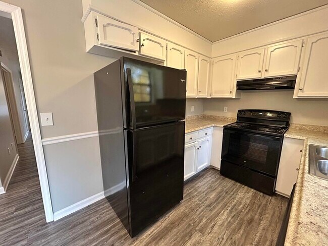 Building Photo - Stunning 3 bed / 2 bath home | Available now!