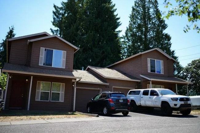Building Photo - Rare 2 X 1.5 Townhome Availble in October