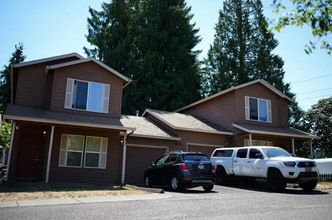 Building Photo - Spacious 3 Bed 2 Bath Townhome * Available July!