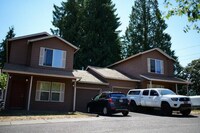 Building Photo - Spacious 3 Bed 2 Bath Townhome * Available July!