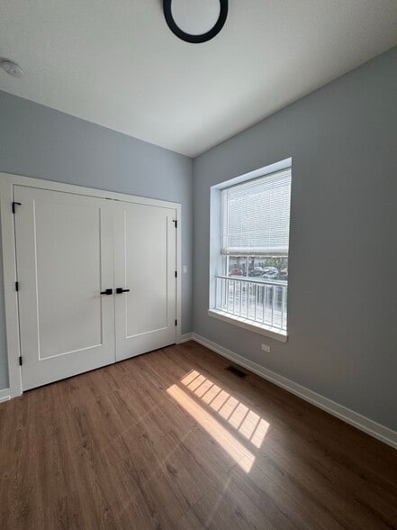 Building Photo - 4901 N Kenmore Ave