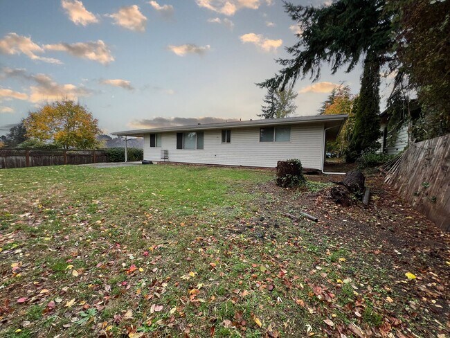 Building Photo - 4 bedroom 2.05 bath rambler on Kent's East...