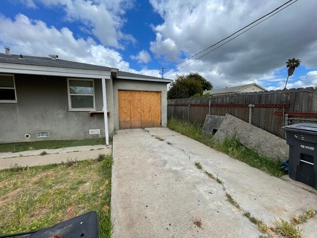 Building Photo - Freshly Painted Exterior and Interior! Sin...